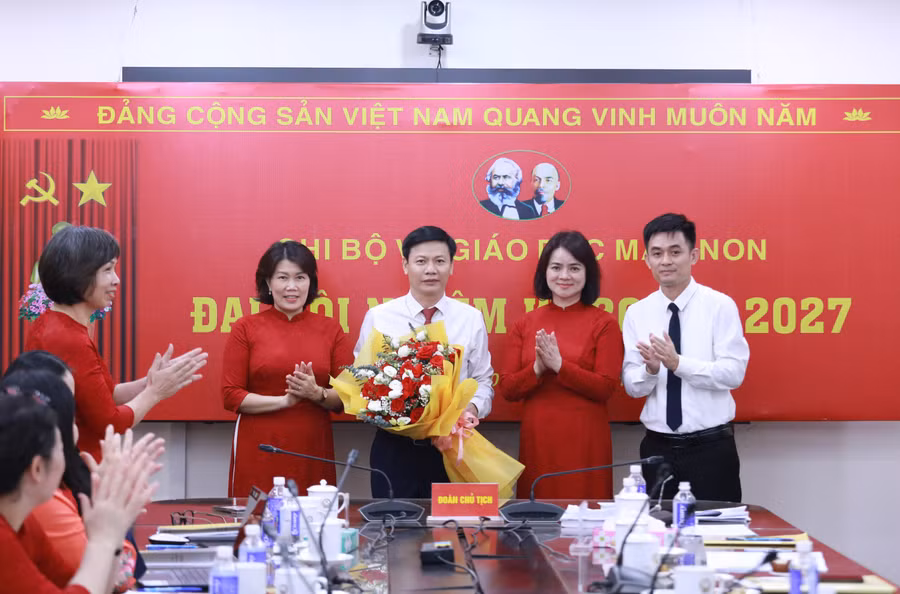 Đại diện Tổ công tác số 5 của Đảng ủy Bộ GD&ĐT về tổ chức Đại hội tặng hoa chúc mừng Ban Chi ủy Chi bộ Vụ Giáo dục Mầm non nhiệm kỳ 2025-2027 ra mắt đại hội.