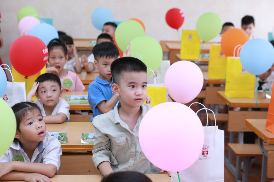 Qua phần giao lưu với giáo viên chủ nhiệm, trẻ được rèn thêm kỹ năng giao tiếp ở lớp cũng như ở gia đình. 21.jpg