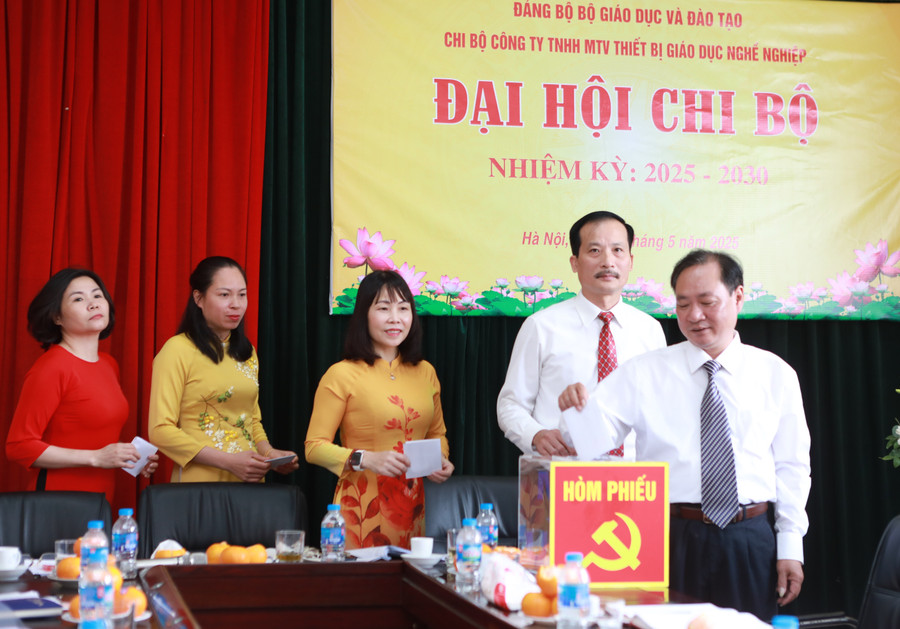 Đại hội tiến hành bầu ra Ban Chi ủy, bầu chức danh Bí thư Chi bộ, Phó Bí thư Chi bộ và đại diện của Chi bộ tham dự Đại hội Đảng bộ Bộ GD&ĐT nhiệm kỳ 2025-2030. 11.jpg