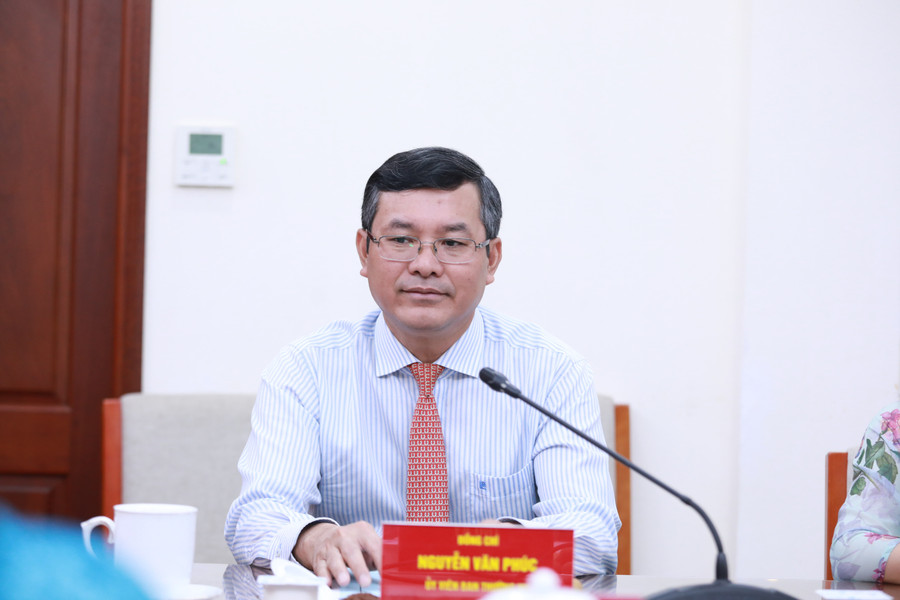 Thứ trưởng Bộ GD&ĐT Nguyễn Văn Phúc ghi nhận và đánh giá cao những kết quả đạt được trong nhiệm kỳ vừa qua của Chi bộ Vụ Pháp chế. 9.jpg
