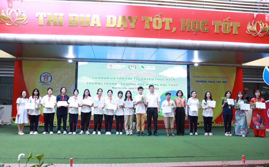 Các tập thể/cá nhân được khen thưởng tại chương trình. 8.jpg