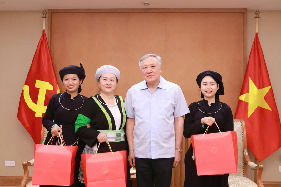 Phó Thủ tướng Thường trực Nguyễn Hòa Bình gặp và tặng quà động viên 3 nhà giáo nhân dịp 20/11. 