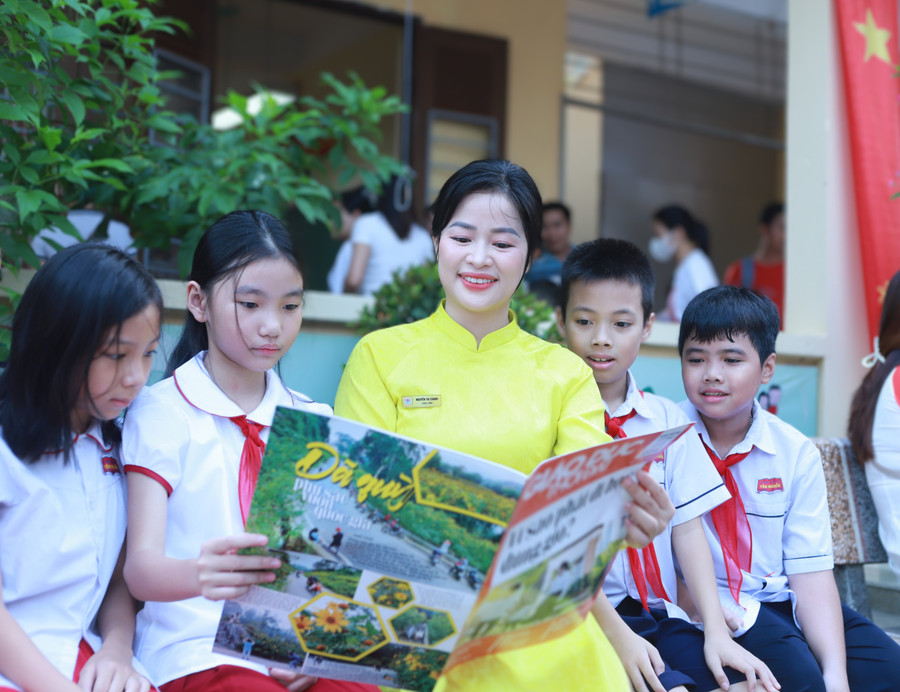 Các ấn phẩm của Báo Giáo dục và Thời đại đã và đang được thầy trò nhiều trường học trên cả nước trân trọng đón nhận. Ảnh: Khôi Nguyên.