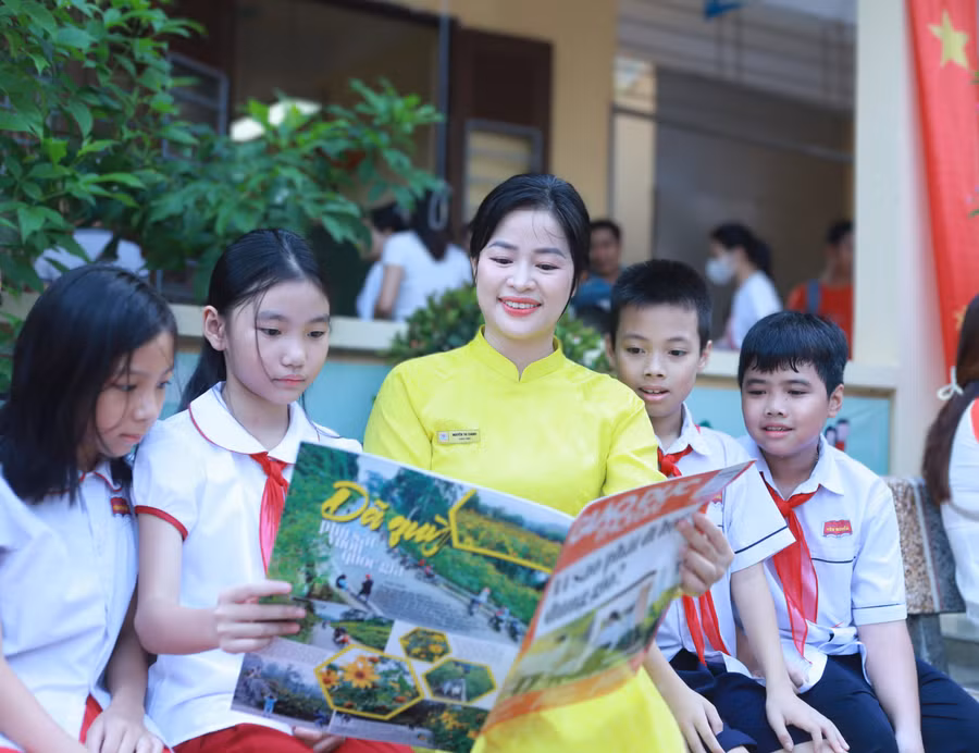 Các ấn phẩm của Báo Giáo dục và Thời đại đã và đang được thầy trò nhiều trường học trên cả nước trân trọng đón nhận. Ảnh: Khôi Nguyên.