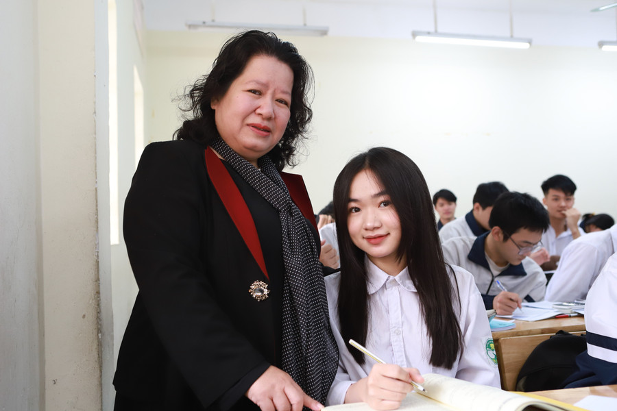 Cô Hằng Nga trong một giờ dạy học sinh trên lớp môn Ngữ văn. Ảnh: Đình Tuệ. bat-nhip-de-van-moi-1.jpg