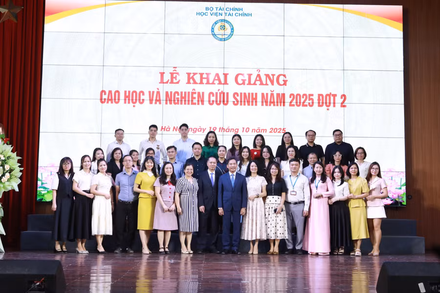Ban lãnh đạo Học viện Tài chính chụp ảnh cùng các nghiên cứu sinh năm 2025 đợt 2. 