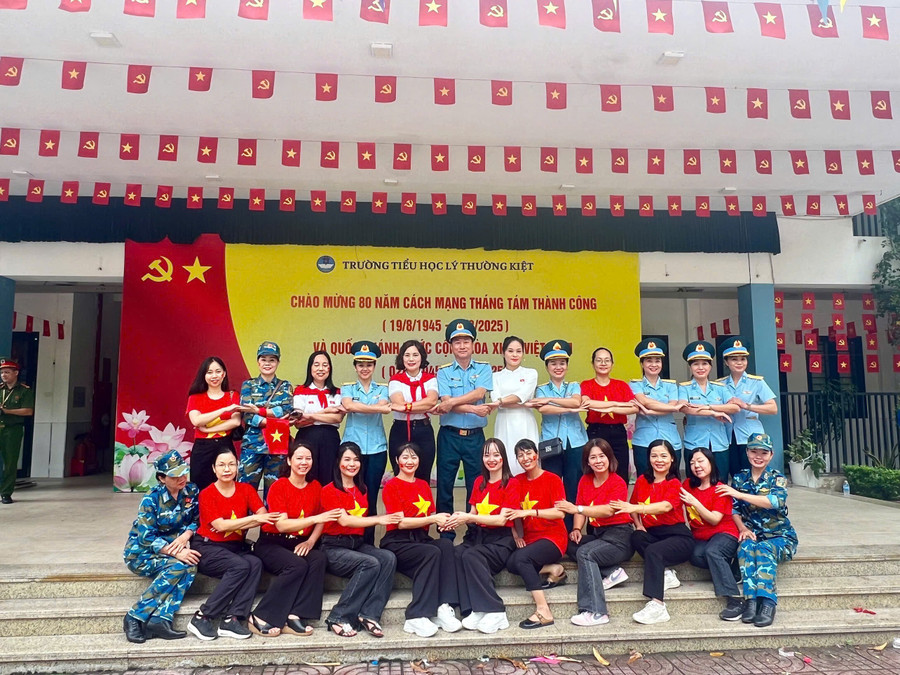Tình đoàn kết quân dân luôn được phát huy trong mọi hoàn cảnh của đất nước. ly-1.jpg