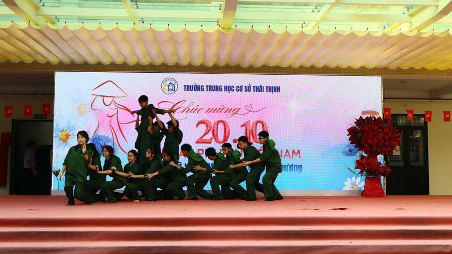 Các tiết mục văn nghệ được học sinh thể hiện nhằm tôn vinh những phẩm chất tốt đẹp của người phụ nữ Việt Nam dù trong thời chiến hay thời bình. thai-4.jpg