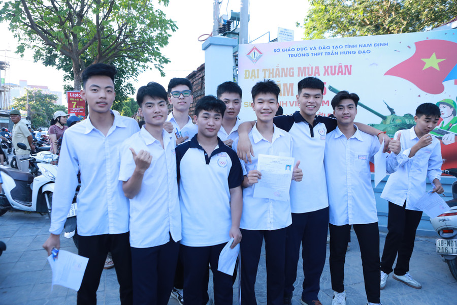 Các thí sinh tại điểm thi Trường THPT Trần Hưng Đạo, TP Nam Định thể hiện quyết tâm hoàn thành tốt nhất bài thi môn Ngữ văn. Ảnh: Đình Tuệ. 1.jpg