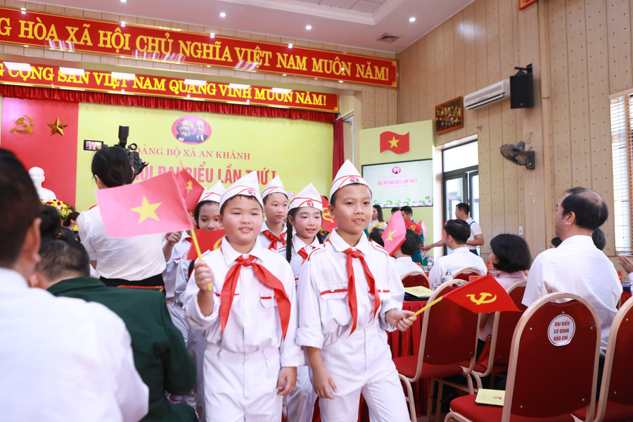 Các em học sinh tham gia chào mừng thành công của Đại hội Đảng bộ xã An Khánh nhiệm kỳ 2025-2030. 3.jpg