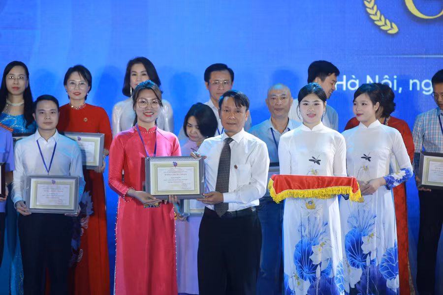 Đại diện Chi hội nhà báo Báo Giáo dục và Thời đại nhận giải C gian trưng bày ấn tượng tại Hội Báo toàn quốc năm 2025. Ảnh: Xuân Phú.