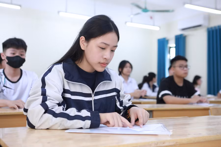 Thí sinh dự thi vào lớp 10 tại điểm thi Trường THPT Hoài Đức B (An Khánh, Hà Nội). Ảnh: Đình Tuệ.