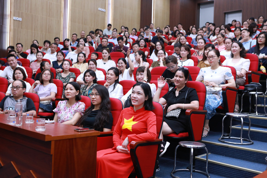 Các bậc phụ huynh lắng nghe chia sẻ từ chuyên gia tâm lý Trần Thu Hương. Ảnh: Đình Tuệ. 3.jpg