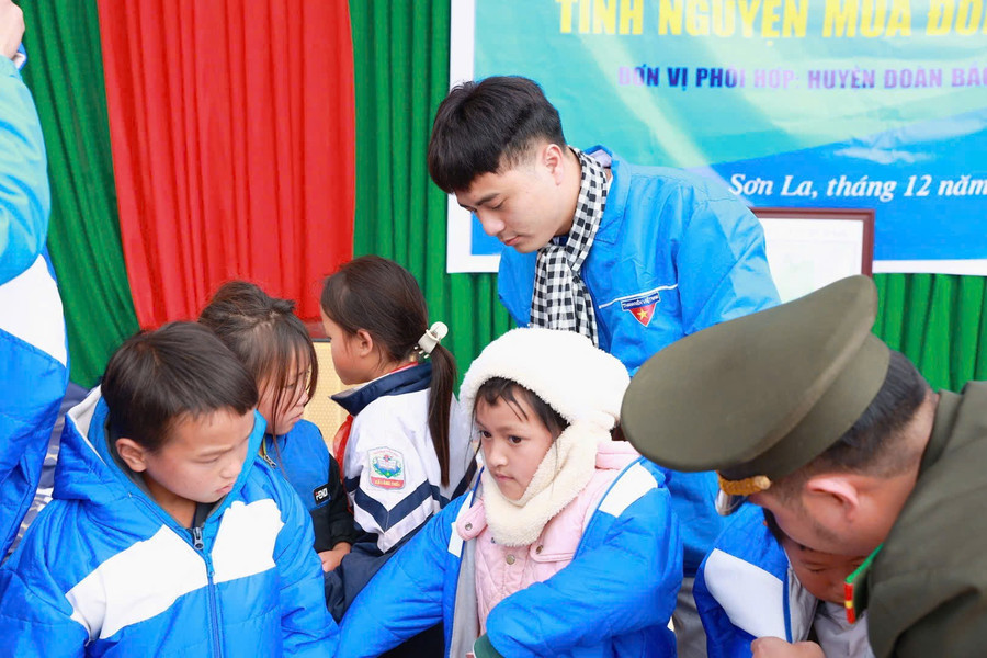 Thầy Tuấn tham gia một hoạt động tình nguyện cho trẻ em vùng cao Sơn La năm 2024. Ảnh: NVCC. tuan-2.jpg