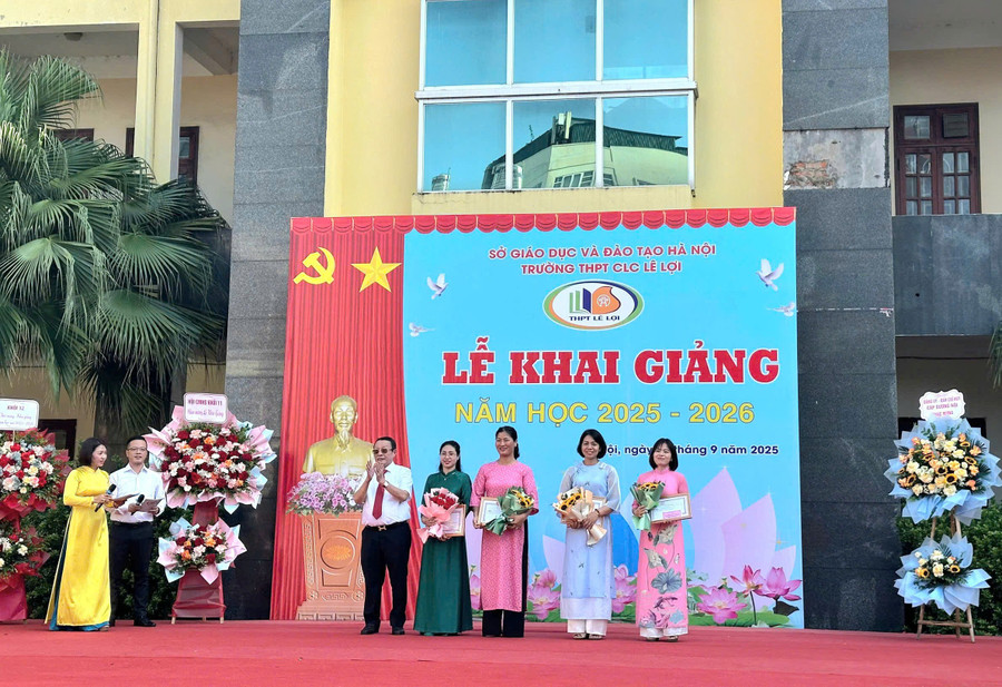 Lãnh đạo nhà trường khen thưởng cho các cá nhân đạt thành tích xuất sắc trong năm học vừa qua. loi-3.jpg