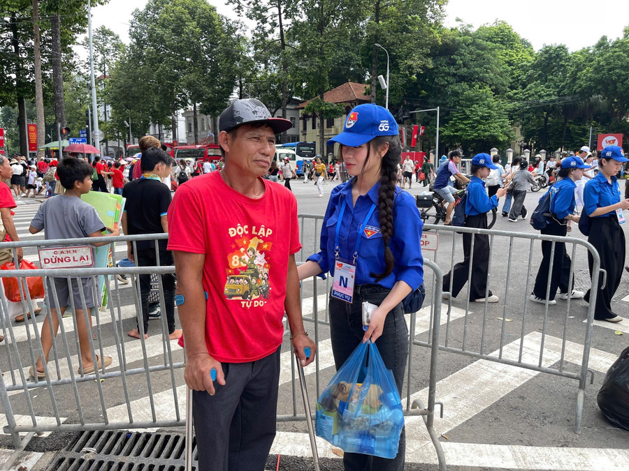Sinh viên tình nguyện Học viện Tài chính hỗ trợ người dân đi xem lễ tổng duyệt A80. hoang-anh.jpg