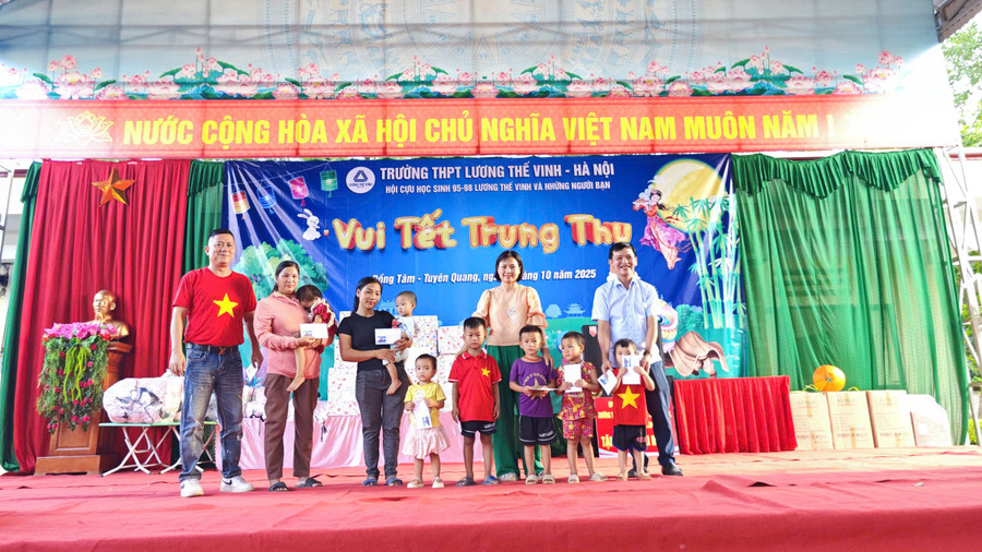 Những món quà yêu thương được gửi tới các em nhỏ vùng cao Nà Ngao, xã Đồng Tâm, Tuyên Quang. z7083310003496-b97ac89015d13c5427ea8ee01cd4fa53.jpg