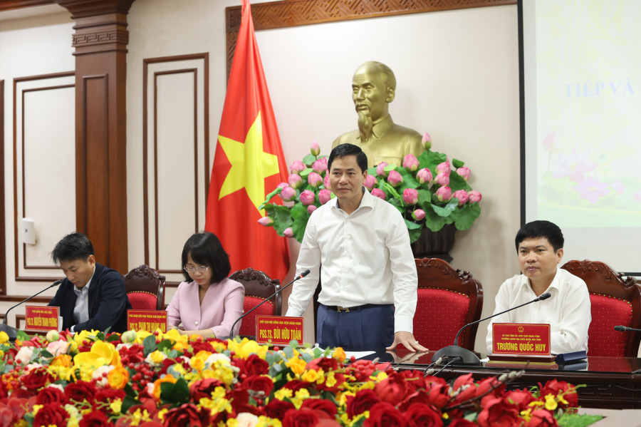 PGS.TS Bùi Hữu Toàn – Bí thư Đảng ủy, Chủ tịch Hội đồng Học viện Ngân hàng phát biểu tại buổi làm việc với lãnh đạo tỉnh Hà Nam.