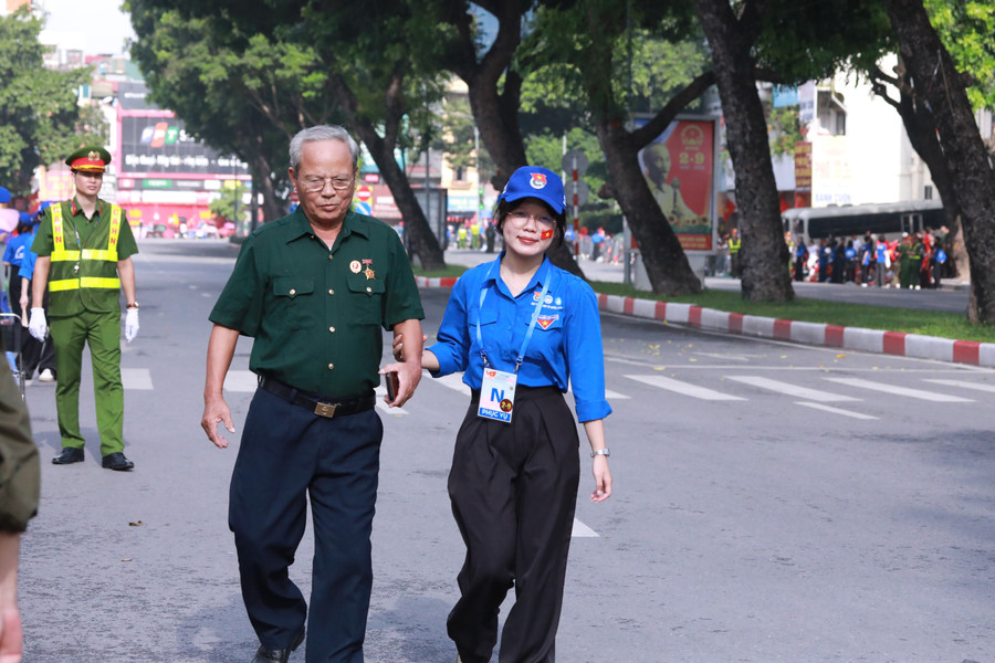 Một cựu chiến binh bị đau chân nhưng quyết tâm tới xem diễu binh và được thanh niên tình nguyện hướng dẫn vào khu vực ưu tiên. 4h4a3046.jpg