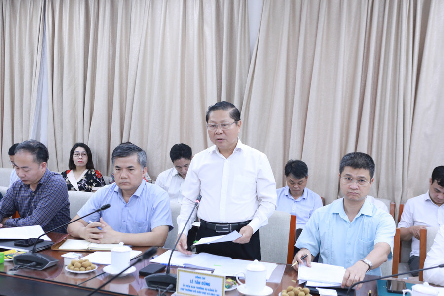 Lãnh đạo Bộ GD&ĐT hoan nghênh Đoàn kiểm tra liên ngành tới kiểm tra việc thực hiện giải quyết thủ tục hành chính, cung cấp dịch vụ công trực tuyến tại Bộ GD&ĐT. Ảnh: Đình Tuệ. hop-4.jpg