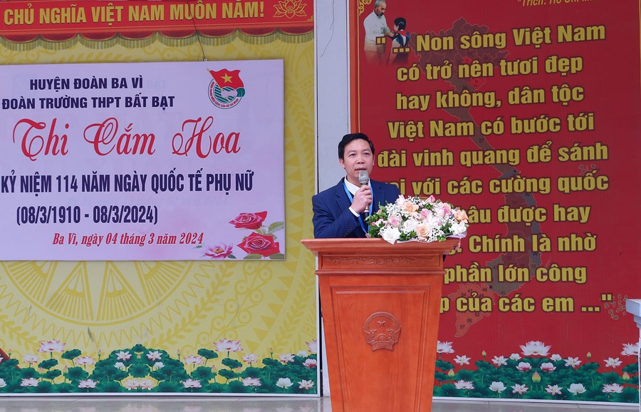 Hiệu trưởng Trường THPT Bất Bạt Phan Lạc Dương. Ảnh: NVCC. bat-bat-2.jpg