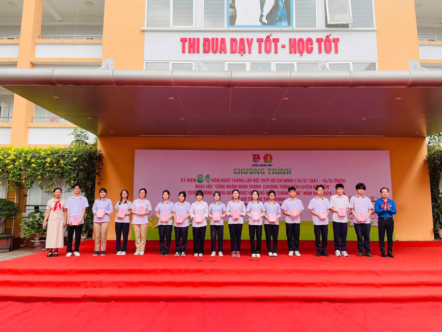 Các em Đội viên ưu tú được kết nạp vào Đoàn TNCS Hồ Chí Minh. liet-3.jpg