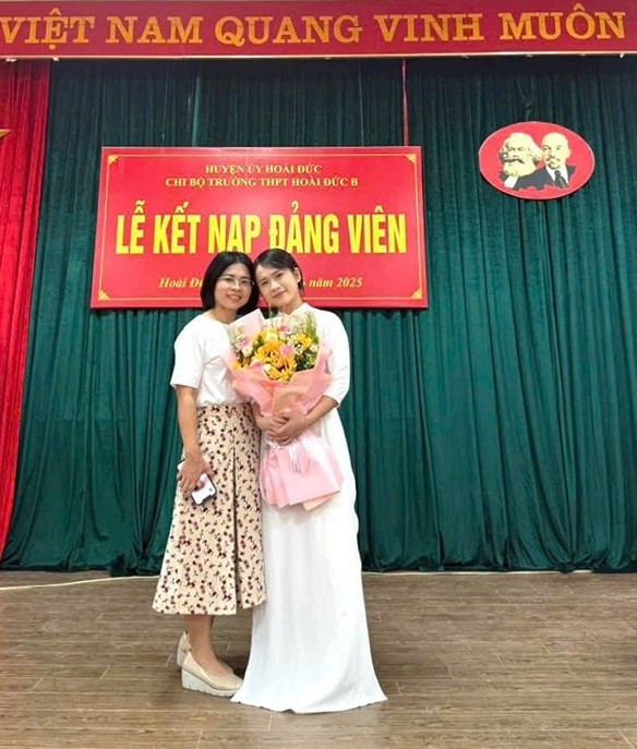Được đứng trong hàng ngũ của Đảng là niềm vinh dự, tự hào của các em học sinh ưu tú. dang-1-6144.jpg