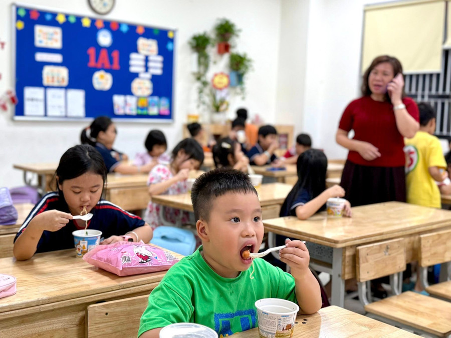 Các thầy cô luôn quan tâm, động viên đến từng học sinh khi bố mẹ chưa đến đón vì đường ngập. dong-da-1.jpg