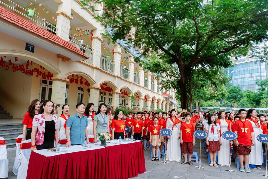 Thầy trò Trường Tiểu học Nam Trung Yên cùng kỷ niệm 80 năm Cách mạng Tháng 8 và Quốc khánh 2/9 tại trường. yen-1.jpg
