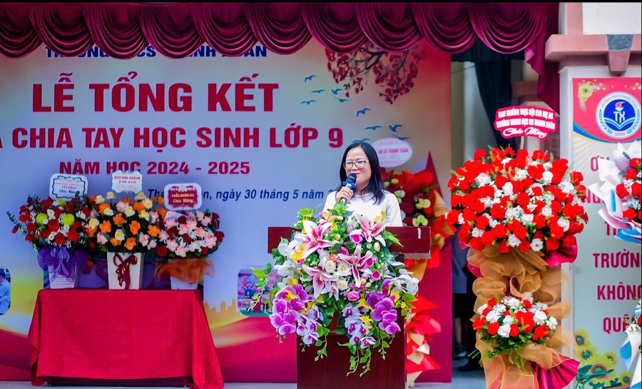 Hiệu trưởng Trường THCS Thanh Xuân Tạ Thị Thanh Bình trong lễ chia tay học sinh lớp 9 năm học 2024-2025. Ảnh: NVCC. binh.jpg
