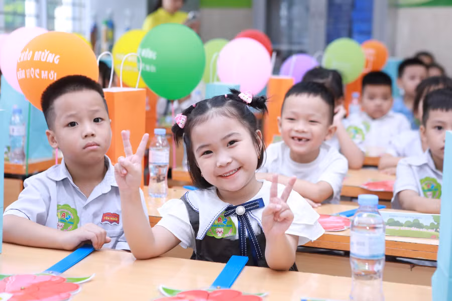 Vẻ đẹp hồn nhiên của trẻ khi lần đầu tới lớp nhận cô, nhận bạn ở ngôi trường mới. Ảnh: Đình Tuệ.