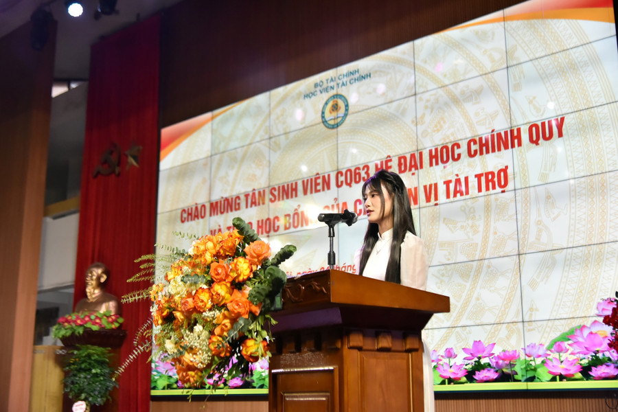 Tân sinh viên Nguyễn Thị Hằng chia sẻ cảm xúc tại buổi lễ. dsc-3550.jpg