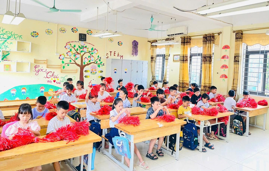 Học sinh làm những bông hoa thủ công với sự tỉ mỉ, tập trung. la-0.jpg
