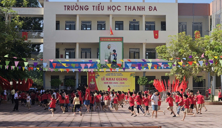 Học sinh vui chơi trong khuôn viên Trường Tiểu học Thanh Đa (Hát Môn, Hà Nội). Ảnh: Đình Tuệ.
