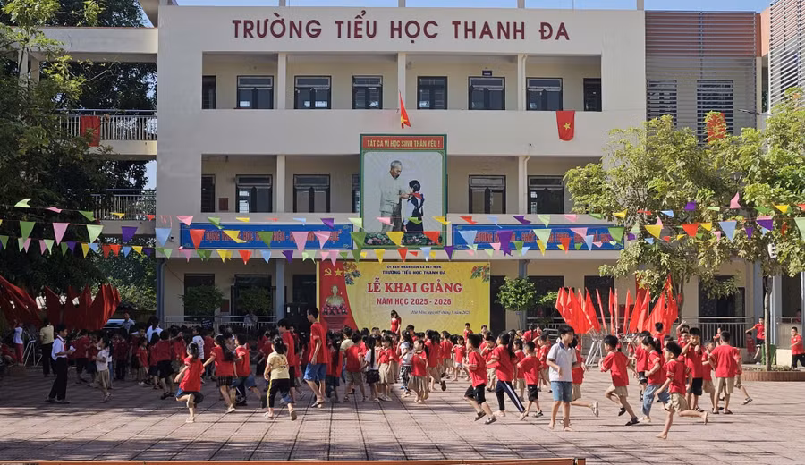 Học sinh vui chơi trong khuôn viên Trường Tiểu học Thanh Đa (Hát Môn, Hà Nội). Ảnh: Đình Tuệ.