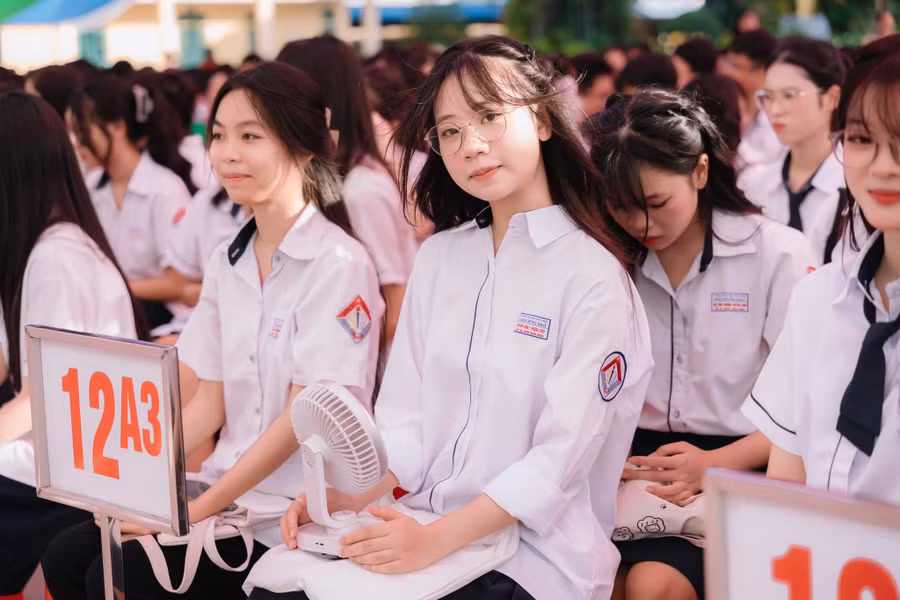 Học sinh lớp 12 Trường THPT A Trần Hưng Đạo (tỉnh Ninh Bình) trong một giờ sinh hoạt dưới cờ. 