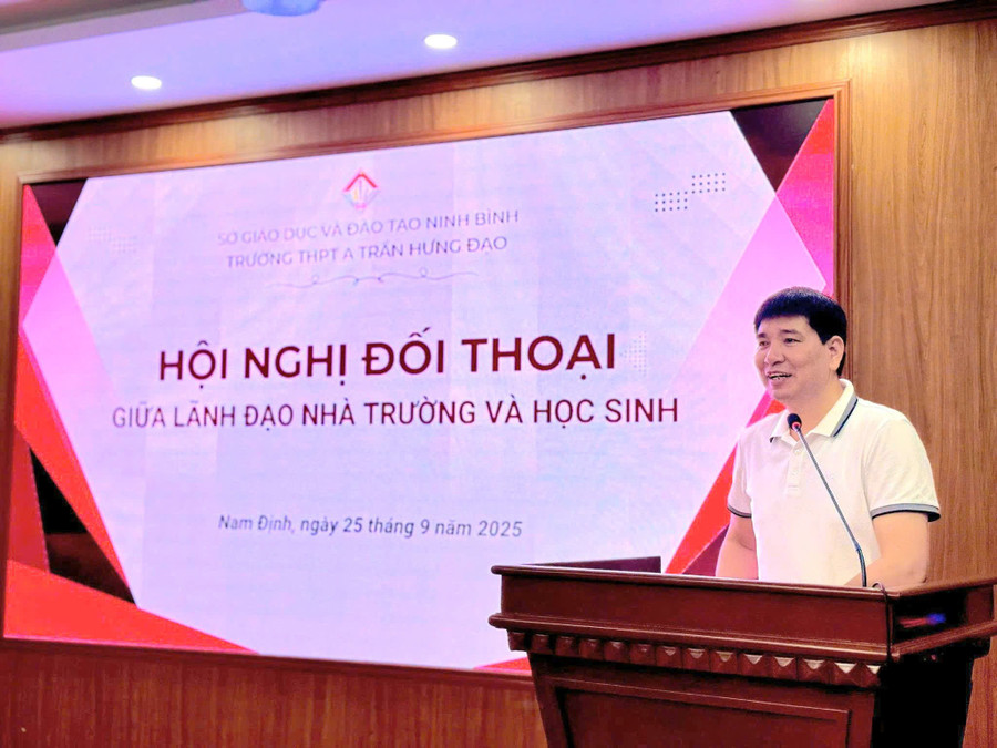Nhà giáo Nguyễn Duy Phương - Hiệu trưởng Trường THPT A Trần Hưng Đạo trao đổi về định hướng giáo dục của nhà trường trong năm học mới cho học sinh. nam-dinh-5.jpg