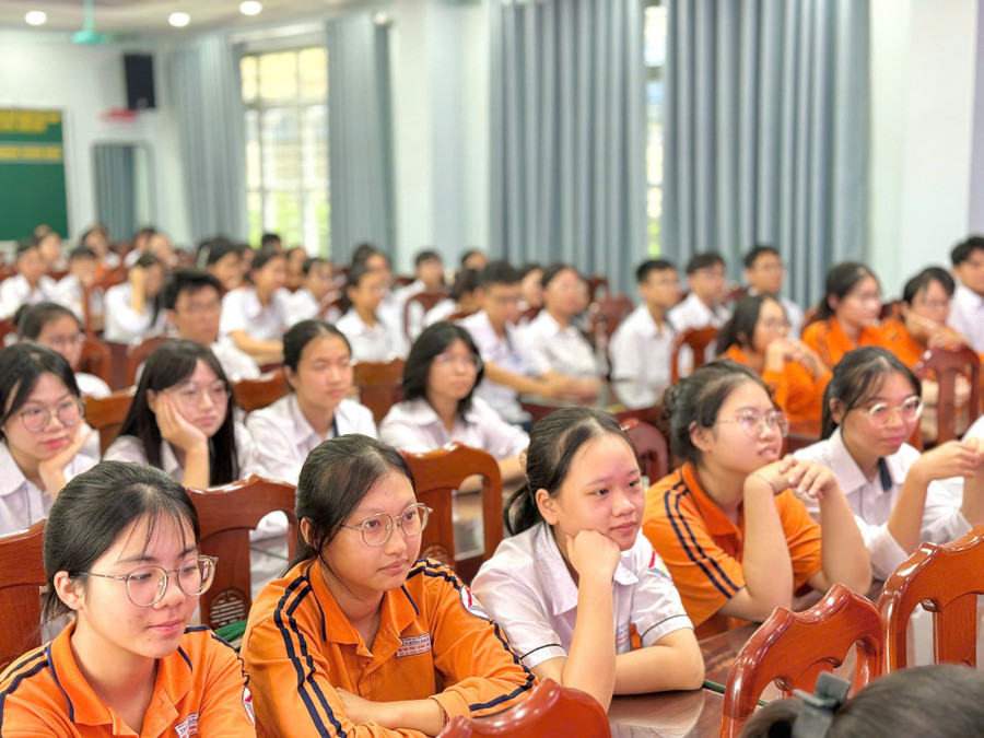 Các em học sinh cùng lắng nghe những định hướng của lãnh đạo nhà trường và trao đổi những suy nghĩ, tâm tư của mình với thầy cô. nam-dinh-4.jpg