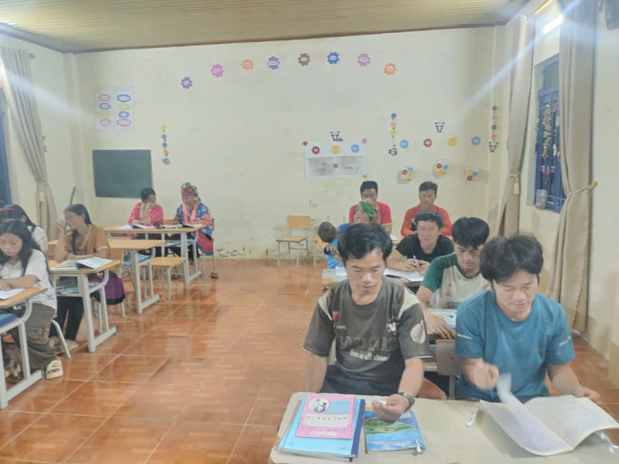 Các học viên là người dân tộc thiểu số vẫn lên lớp học vào buổi tối từ Chủ Nhật đến Thứ Năm hàng tuần. huoi-so-2.jpg
