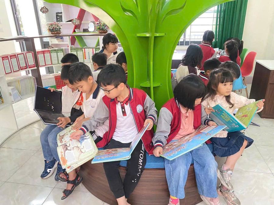 Học sinh Trường Tiểu học Hội Hợp B (Vĩnh Yên, Phú Thọ) trong giờ đọc sách ở thư viện. Ảnh: NTCC. hop-1.jpg