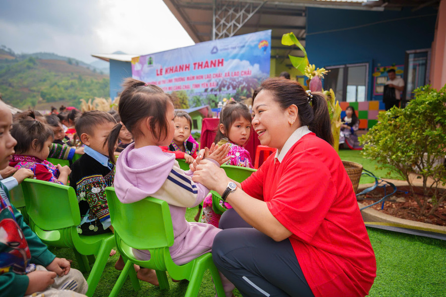 Niềm vui của trẻ khi được học ở ngôi trường mới khang trang, hiện đại.