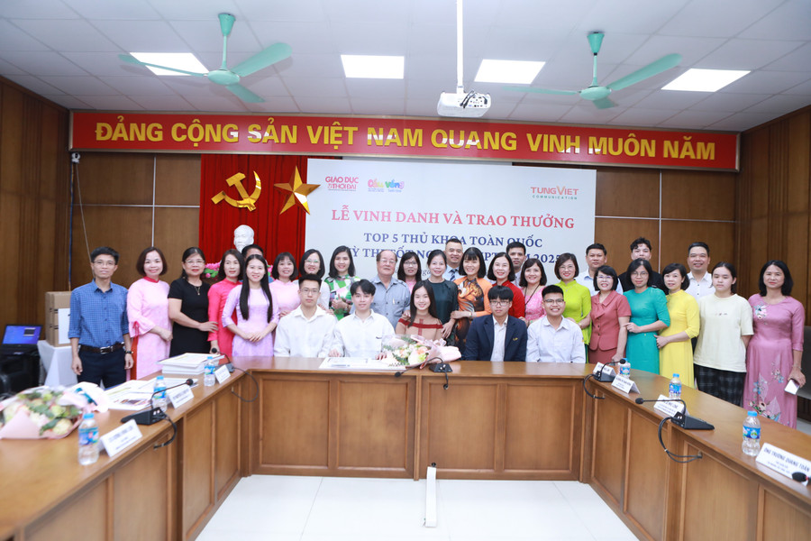 Tốp 5 thủ khoa toàn quốc chụp ảnh cùng đại diện nhà trường, gia đình tại buổi lễ. Ảnh: Đình Tuệ. 11.jpg