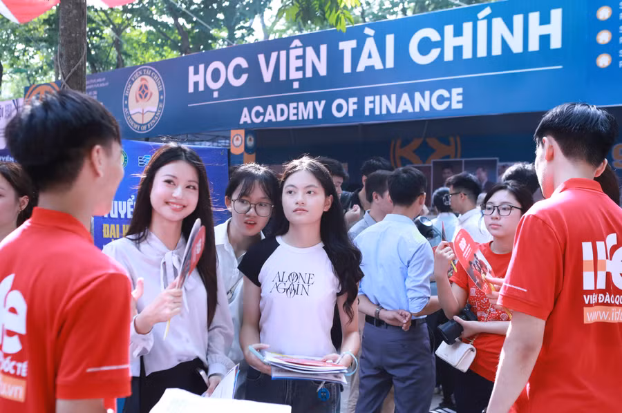 Các thí sinh tới tìm hiểu thông tin xét tuyển năm 2025 của Học viện Tài chính sáng 19/7. Ảnh: Đình Tuệ. 