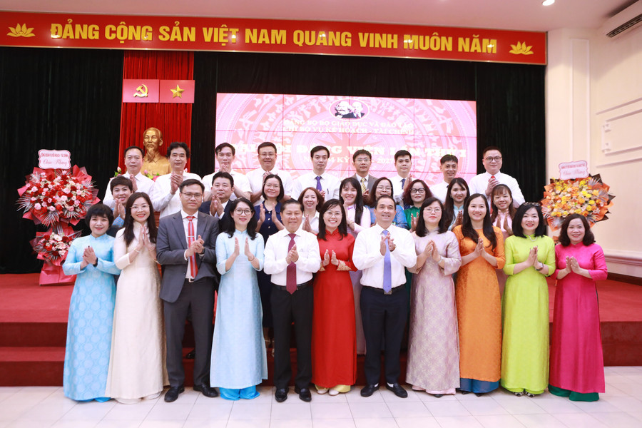 Thứ trưởng Lê Tấn Dũng cùng các đại biểu chụp ảnh lưu niệm sau Đại hội. 9-5258.jpg