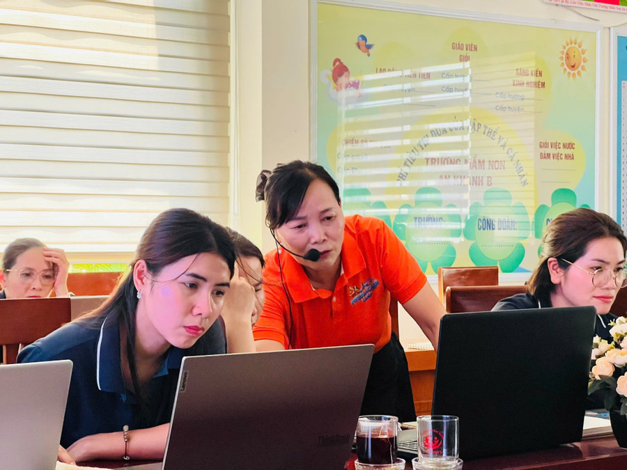 Hoạt động tập huấn chuyên môn về sử dụng AI trong giảng dạy vừa được triển khai tại Trường Mầm non An Khánh B, Hà Nội. Ảnh: Khôi Nguyên. 24.jpg