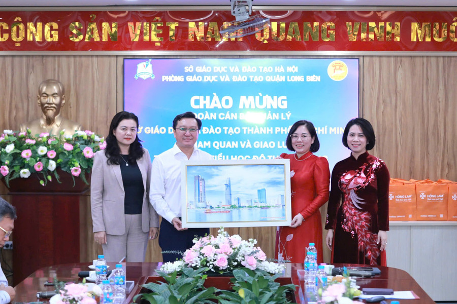 Đại diện hai ngành Giáo dục TPHCM và Hà Nội chụp ảnh lưu niệm tại buổi gặp mặt. Ảnh: Đình Tuệ.