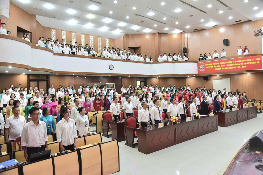 Các đại biểu tại trụ sở chính Học viện Tài chính thực hiện nghi thức Chào cờ. tc-2.jpg