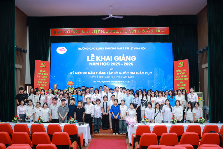Lãnh đạo nhà trường chụp ảnh cùng các em sinh viên. hcct-59-54.jpg