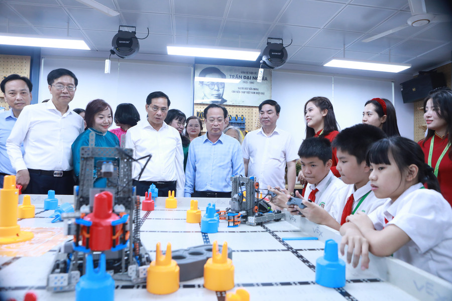 Phó Thủ tướng Bùi Thanh Sơn và đoàn công tác tham quan Phòng thực hành Giáo dục STEM tại Trường THCS Tây Mỗ. Ảnh: Đình Tuệ. b7.jpg