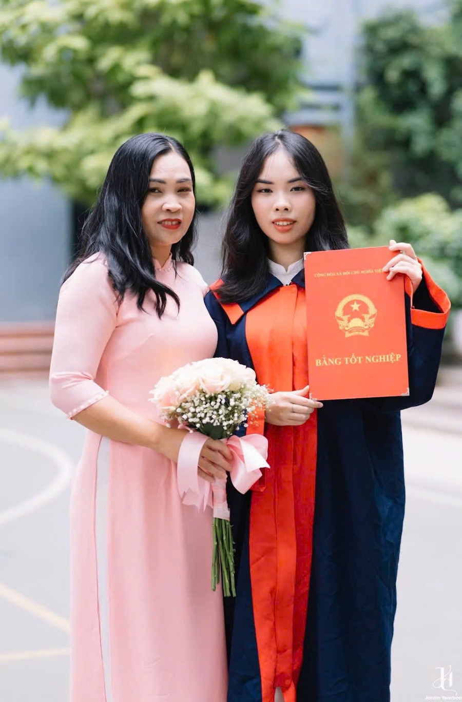 Thúy Nhi và mẹ cùng lưu giữ kỷ niệm bên mái trường THCS Vân Hồ. Ảnh: NVCC. nhi-1.jpg